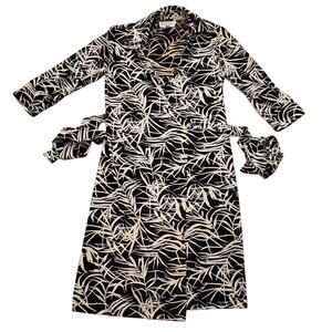 Dani Max Wrap Dress White Palm Abstract Pattern Sz 6M Black White Tropical